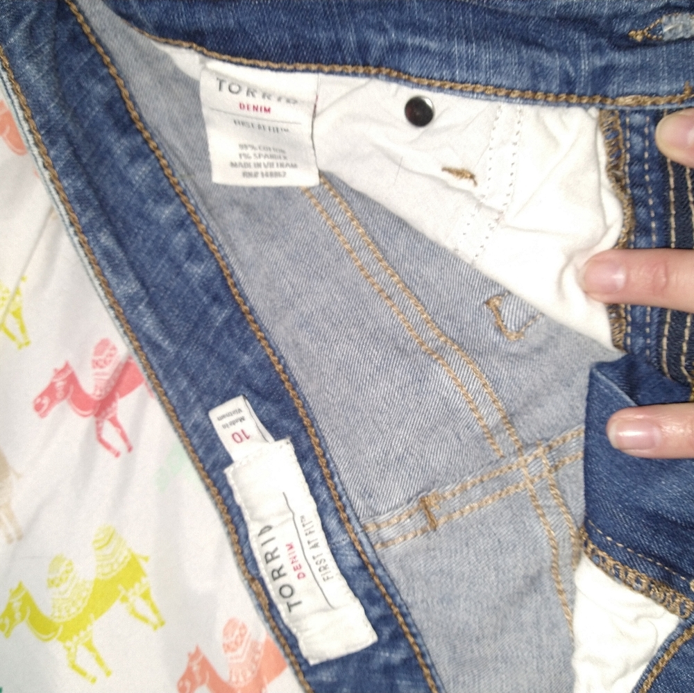 TORRID VINTAGE STRETCH DARK WASH WITH LOVER POCKET - Picture 4 of 4